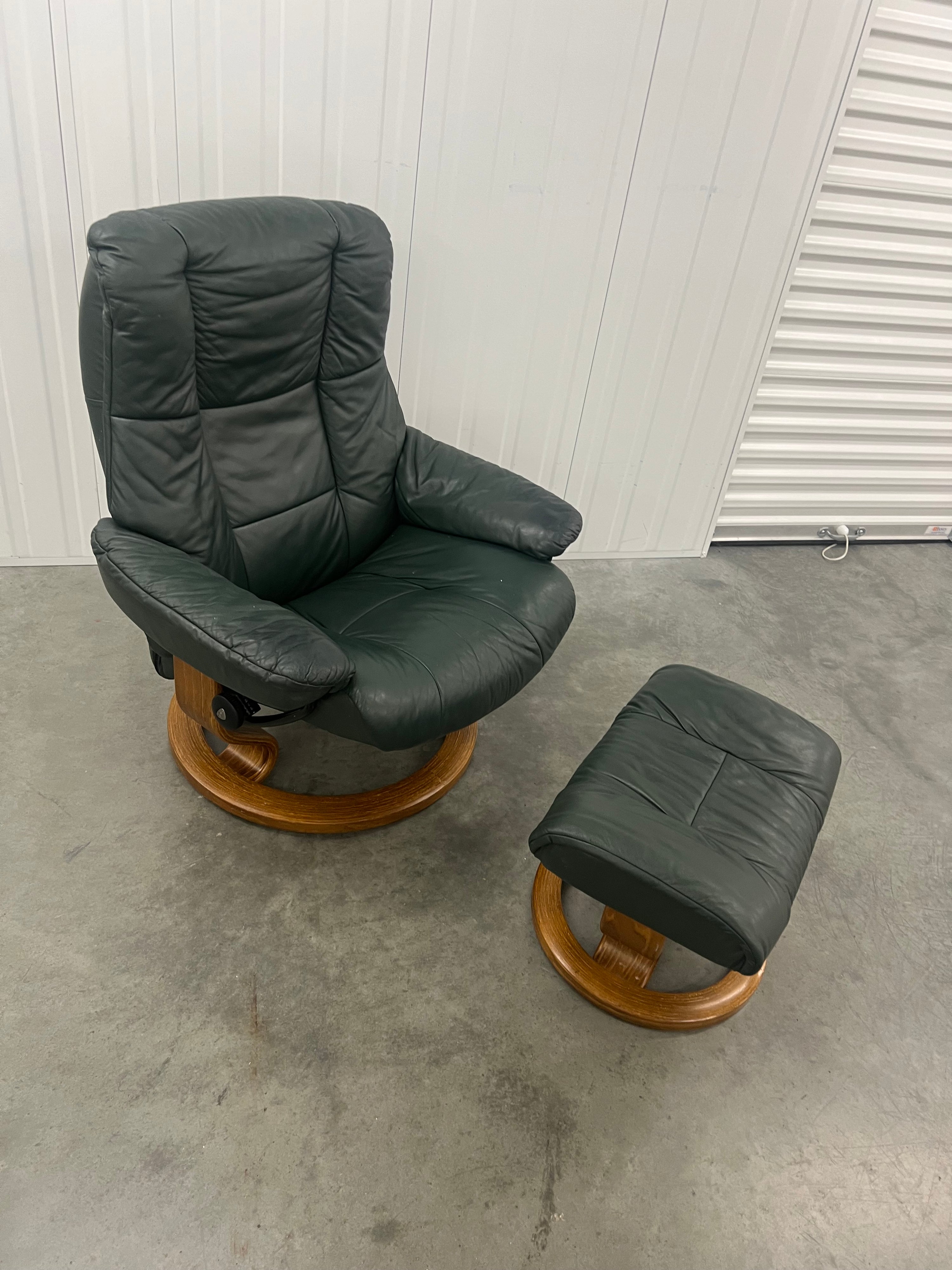 Medium EKORNES STRESSLESS Mayfair Leather Recliner Chair & Footstool