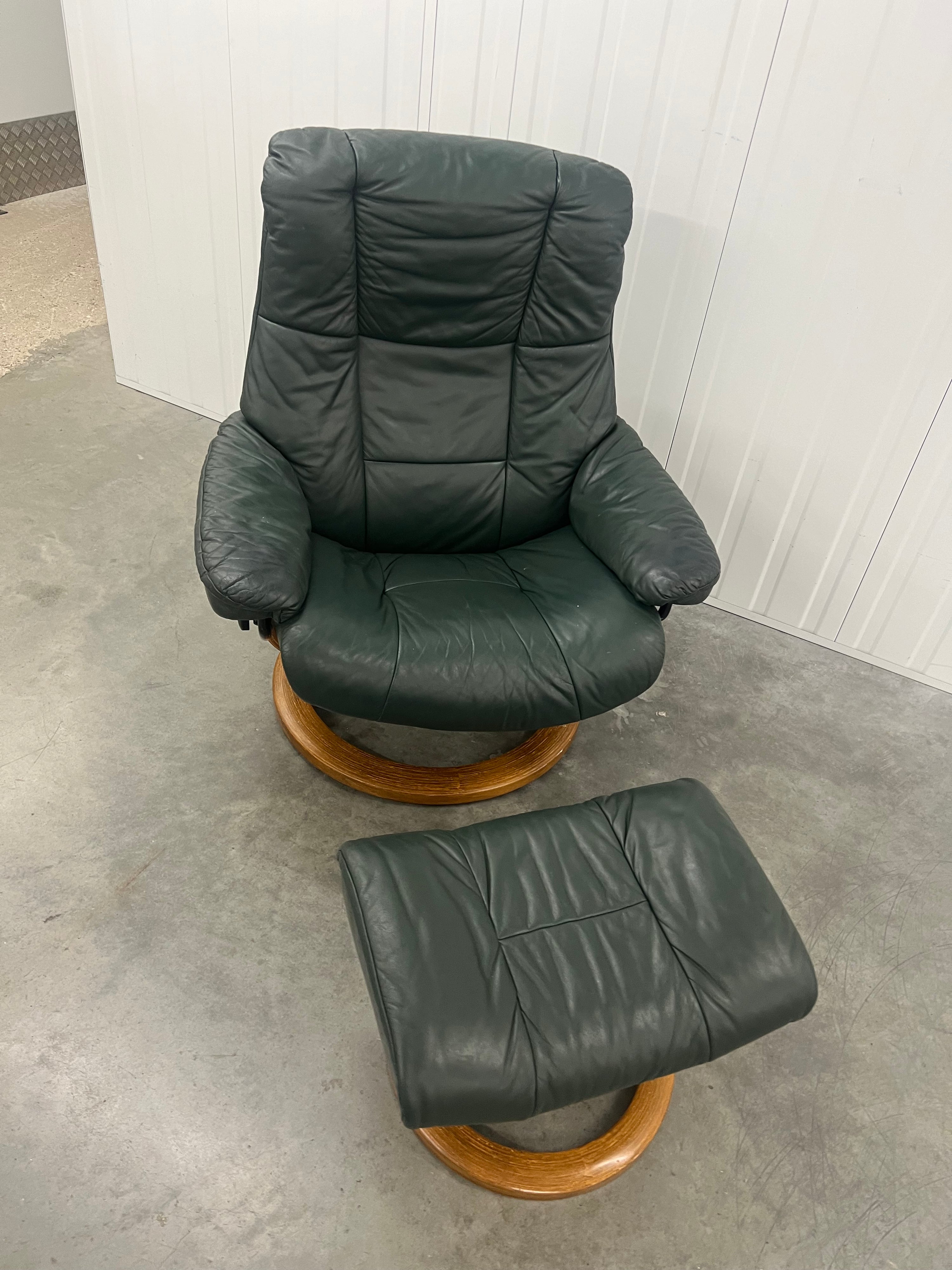 Medium EKORNES STRESSLESS Mayfair Leather Recliner Chair & Footstool